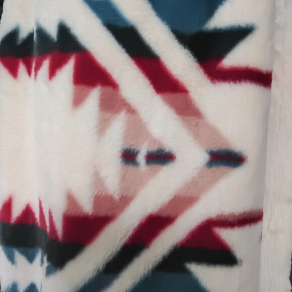 NEW!!! PENDLETON “White Shores Faux Fur Throw” - Size 50” x 70” - Picture 3 of 4